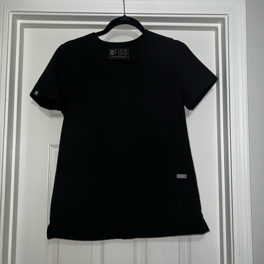 FIGS Casma 3-pocket scrub top - black